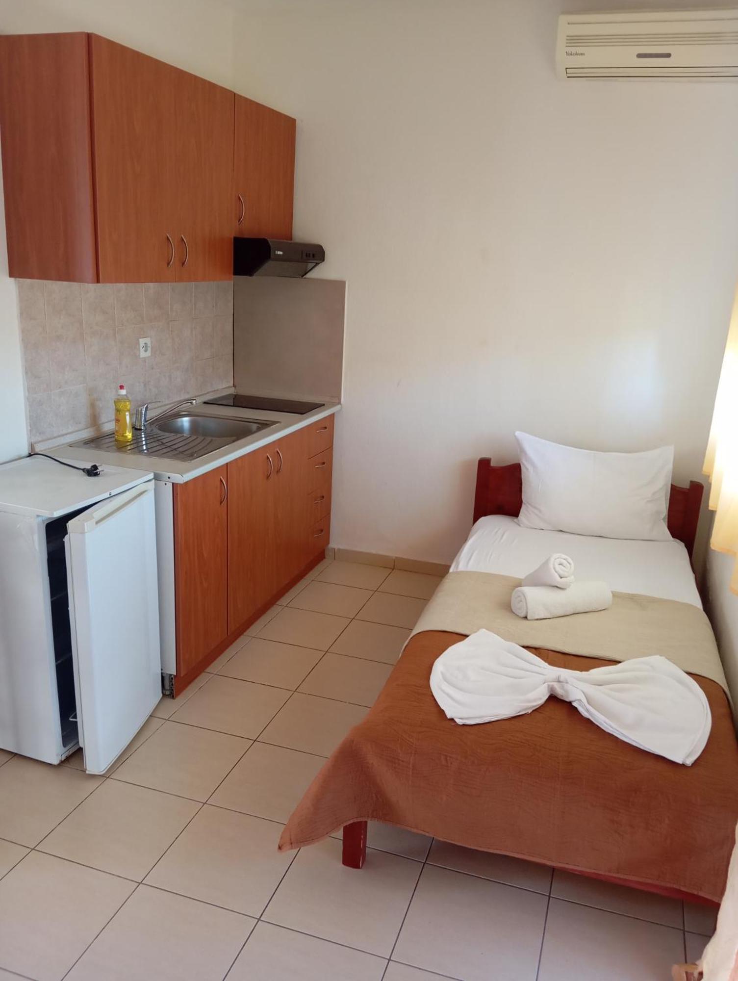 Apartments Gregory & George Hanioti Ngoại thất bức ảnh